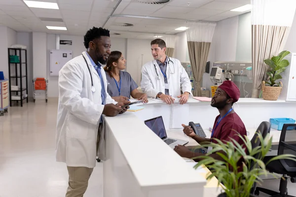 Diverse Artsen Medisch Personeel Praten Aan Receptie Van Ziekenhuisafdeling Ziekenhuis — Stockfoto