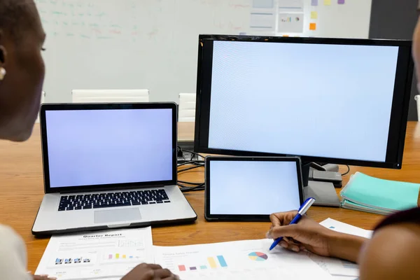 Imagem Recortada Colegas Afro Americanos Analisando Relatórios Por Laptop Computador — Fotografia de Stock