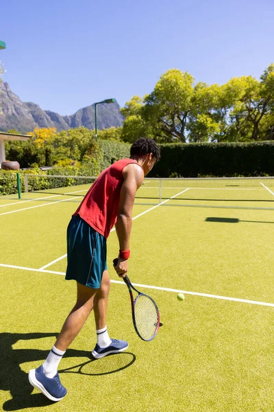 Hombre Biracial Con Raqueta Tenis Rebotando Pelota Para Servir Soleada — Foto de Stock