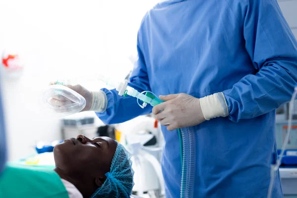 Μεσοτομή Χειρουργού Που Δίνει Αφροαμερικάνικη Ανδρική Αναισθητική Μάσκα Ασθενή Στο — Φωτογραφία Αρχείου