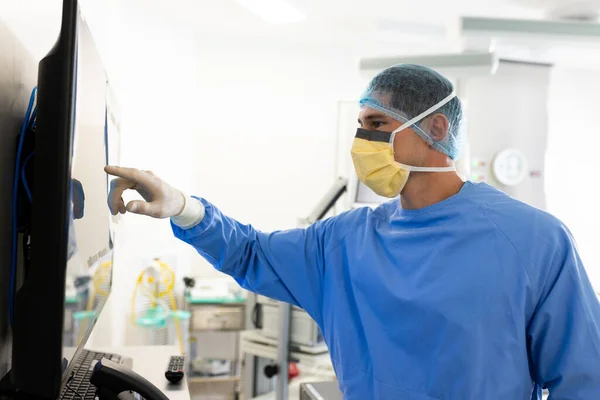 Vit Manlig Kirurg Studerar Röntgen Skärmen Operationssalen Kirurgi Sjukhus Sjukvård — Stockfoto