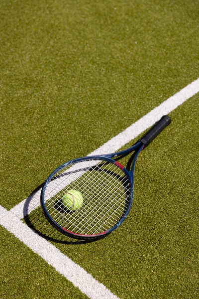 Teniszlabda Teniszütő Hevert Napos Szabadtéri Füves Teniszpályán Fénymásoló Hellyel Nyári — Stock Fotó