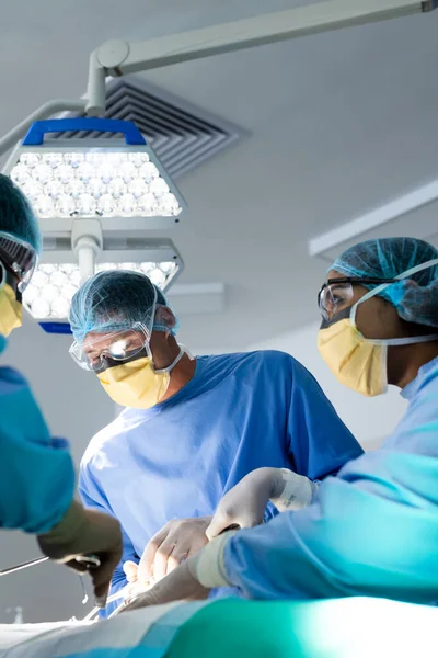 Vielfältige Gruppe Von Chirurgen Die Patienten Operationssaal Operieren Kopierraum Chirurgie — Stockfoto