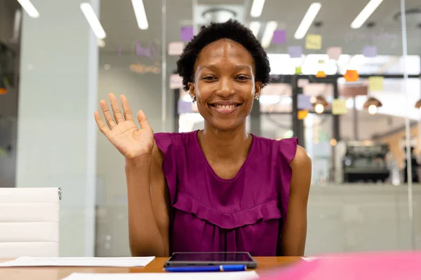 Retrato Empresária Afro Americana Acenando Mão Enquanto Senta Com Tablet — Fotografia de Stock