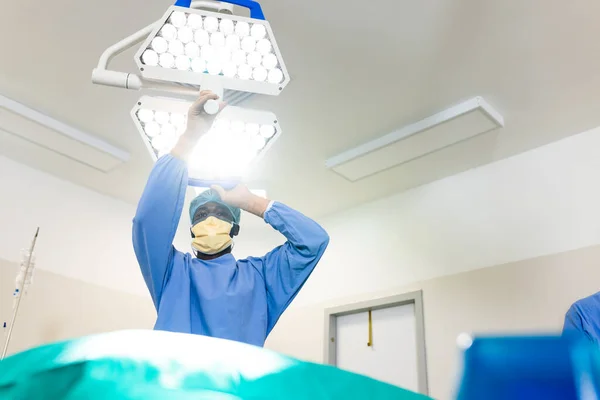 Afrika Kökenli Amerikalı Erkek Cerrah Ameliyathanede Ameliyat Öncesi Işığı Ayarlıyor — Stok fotoğraf