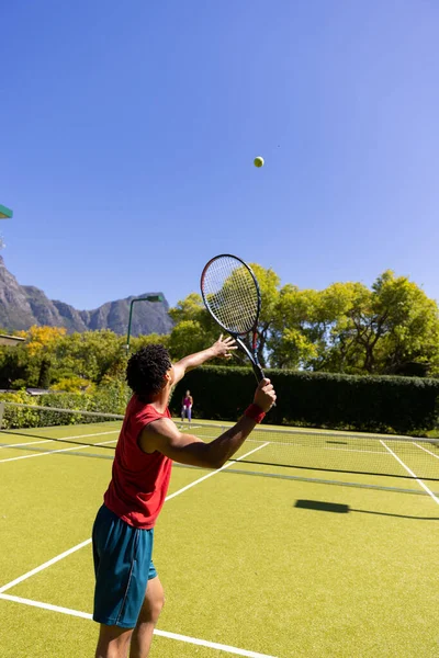 Biracial Άνθρωπος Ρακέτα Τένις Επιστρέφει Μπάλα Στον Παίκτη Ηλιόλουστο Εξωτερικό — Φωτογραφία Αρχείου