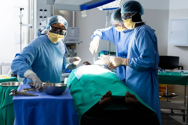 手術室で患者を手術する外科医の多様なグループ チームワーク 医療サービス — ストック写真