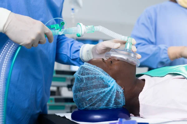 Midsection Cirurgião Que Máscara Anestésica Afro Americana Paciente Sexo Masculino — Fotografia de Stock