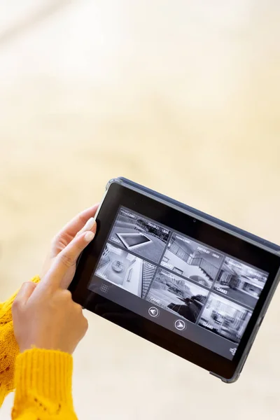 Mani Donna Caucasica Tenendo Tablet Indicando Visualizzazioni Delle Telecamere Sicurezza — Foto Stock