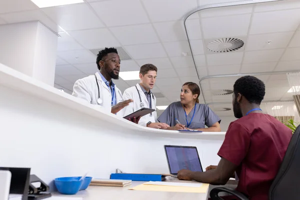Busy Diverse Doctors Medical Staff Talking Reception Desk Hospital Ward — Stock Photo, Image