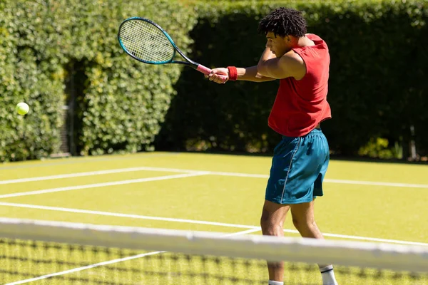 Biracial Man Återvänder Bollen Med Racket Solig Utomhus Tennisbana Sommar — Stockfoto