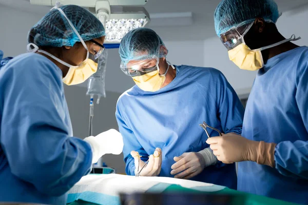 Diverso Grupo Cirujanos Que Operan Paciente Quirófano Cirugía Trabajo Equipo —  Fotos de Stock