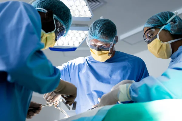 Diverso Grupo Cirujanos Que Operan Paciente Quirófano Cirugía Trabajo Equipo —  Fotos de Stock