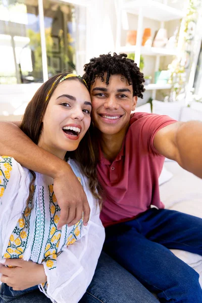 Retrato Feliz Casal Diverso Sorrindo Para Selfie Abraço Sentado Sala — Fotografia de Stock
