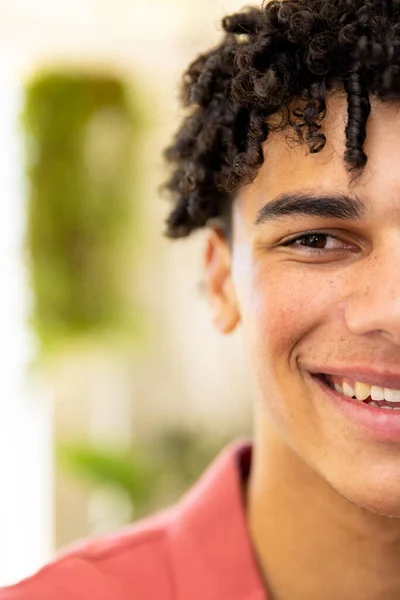 Mitad Retrato Feliz Hombre Birracial Con Pelo Negro Rizado Sonriendo —  Fotos de Stock