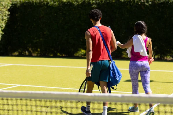 Bageste Udsigt Forskellige Par Med Tasker Ketsjere Solrige Udendørs Tennisbane - Stock-foto