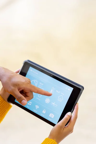 Mãos Casal Diversificado Segurando Tablet Apontando Para Interface Home Inteligente — Fotografia de Stock