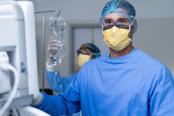 为手术室手术准备设备的高加索男性外科医生的画像 医疗和保健服务 — 图库照片