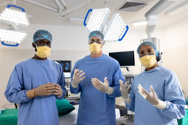 在手术室手术前 三个不同的男医生和女医生的画像 协同工作 医疗和保健服务 — 图库照片