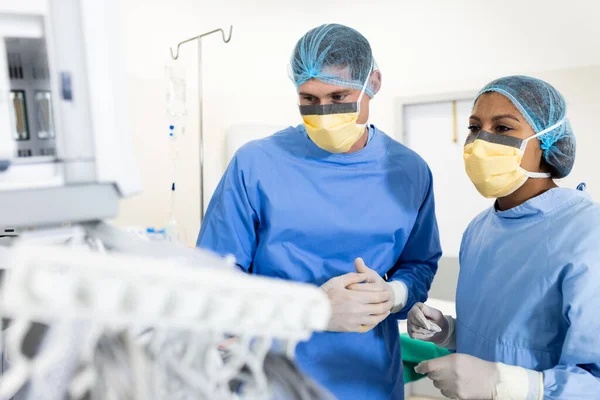 Diverse Female Male Surgeon Studying Technical Equipment Operating Theatre Surgery — Stock Photo, Image