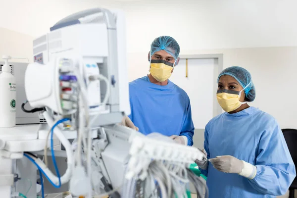 Çeşitli Kadın Erkek Cerrahlar Ameliyathanede Kopyalama Alanında Teknik Ekipman Okuyorlar — Stok fotoğraf