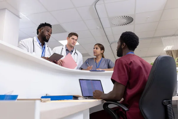 Ocupado Diversos Médicos Pessoal Médico Conversando Recepção Enfermaria Hospital Espaço — Fotografia de Stock