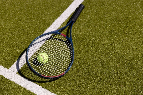 Tennisball Auf Tennisschläger Liegend Auf Sonnigem Rasen Tennisplatz Mit Kopierraum — Stockfoto