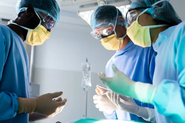 在手术室手术过程中 不同的外科医生小组在交谈 协同工作 医疗和保健服务 — 图库照片