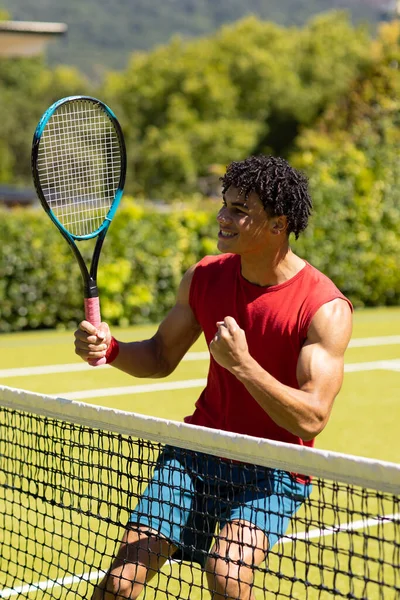 Feliz Hombre Biracial Con Raqueta Celebrando Victoria Soleada Cancha Tenis — Foto de Stock