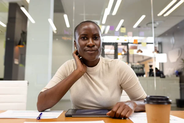 Egy Afro Amerikai Üzletasszony Portréja Digitális Táblagéppel Kávéval Íróasztalán Változatlan — Stock Fotó