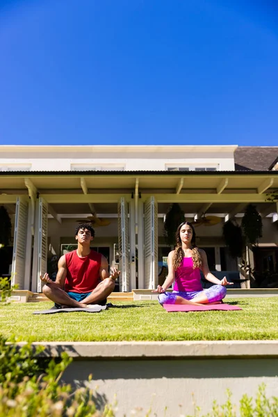 Pareja Feliz Diversa Practicando Meditación Yoga Sentada Jardín Soleado Con — Foto de Stock
