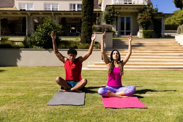 Güneşli Bahçede Oturup Yoga Yapan Mutlu Zinde Bir Çift Yaz — Stok fotoğraf