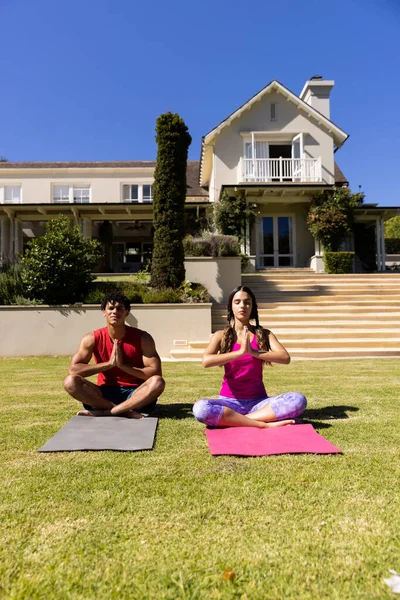 Glückliches Vielseitiges Paar Das Yoga Meditation Praktiziert Sitzt Sonnigen Garten — Stockfoto