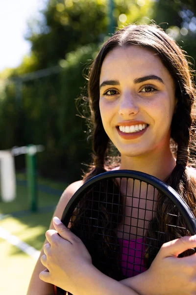 Портрет Счастливой Белой Женщины Держащей Теннисную Ракетку Открытом Теннисном Корте — стоковое фото