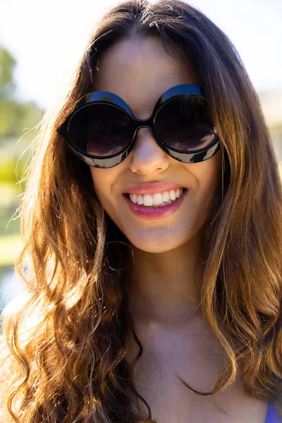 Portret Szczęśliwej Białej Kobiety Okularach Słonecznych Uśmiechniętej Słonecznym Ogrodzie Lato — Zdjęcie stockowe