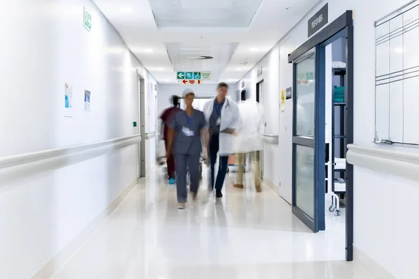 Zamazany Ruch Różnych Lekarzy Personelu Medycznego Ruchliwym Korytarzu Szpitalnym Przestrzeń — Zdjęcie stockowe