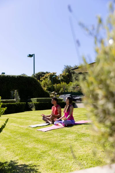 Felice Coppia Forma Diversa Praticare Meditazione Yoga Seduto Nel Giardino — Foto Stock