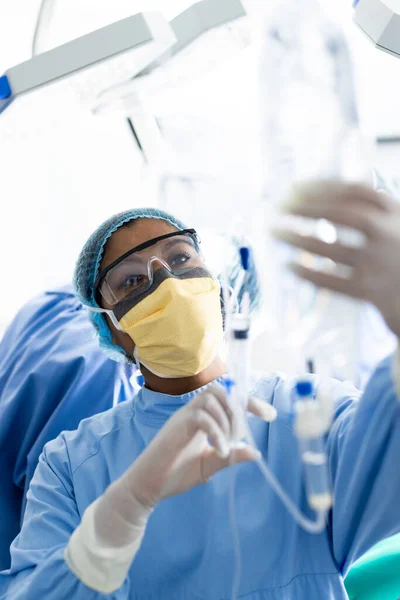 Afro Amerikaanse Vrouwelijke Chirurg Met Gezichtsmasker Bereidt Druppelinfuus Voor Operatiekamer — Stockfoto