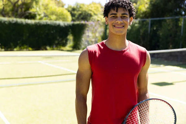 Porträt Eines Lächelnden Birassisch Fitten Mannes Mit Tennisschläger Auf Einem — Stockfoto