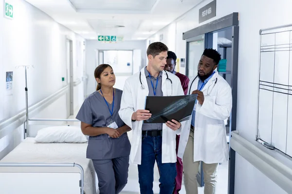 Diverse Groep Artsen Bespreken Röntgenstraling Lopen Ziekenhuisgang Ziekenhuis Medische Gezondheidsdiensten — Stockfoto
