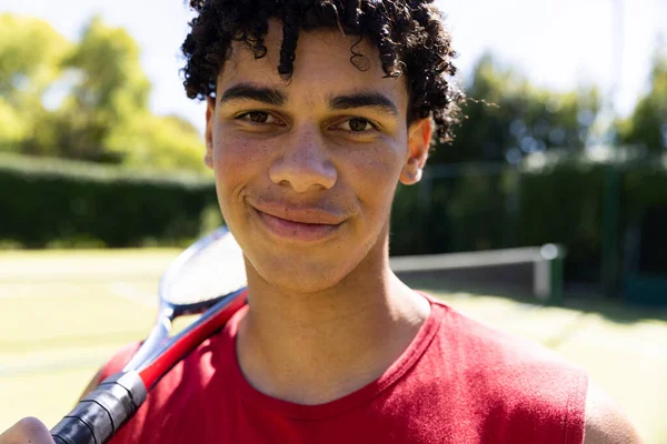 Porträtt Leende Passform Biracial Man Med Tennisracket Solig Utomhus Tennisbana — Stockfoto