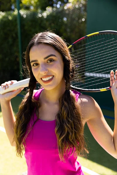 Porträt Einer Fröhlich Fitten Kaukasischen Frau Mit Tennisschläger Auf Einem — Stockfoto