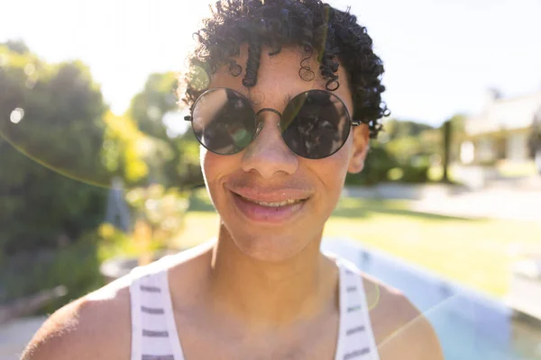Retrato Homem Forma Biracial Sorridente Usando Óculos Sol Colete Jardim — Fotografia de Stock