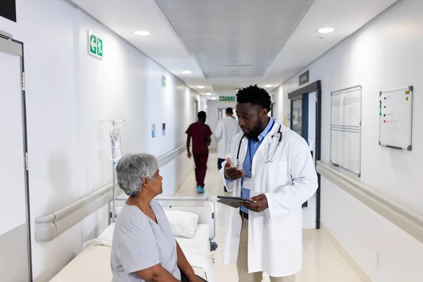 Médecin Afro Américain Utilisant Tablette Parlant Avec Diverses Patientes Âgées — Photo