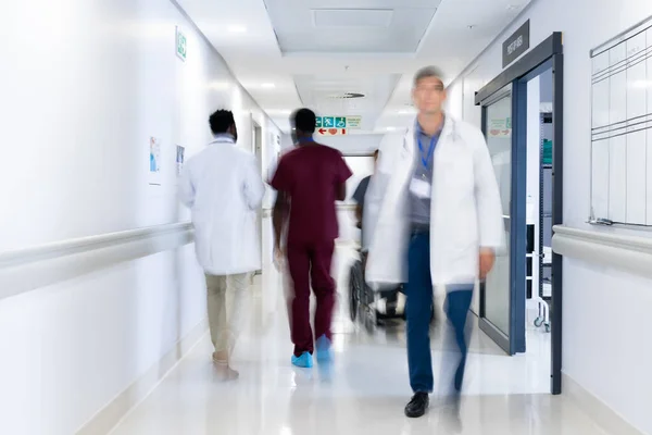 Unscharfe Bewegungen Diverser Ärzte Und Medizinisches Personal Belebten Krankenhausflur Krankenhaus — Stockfoto