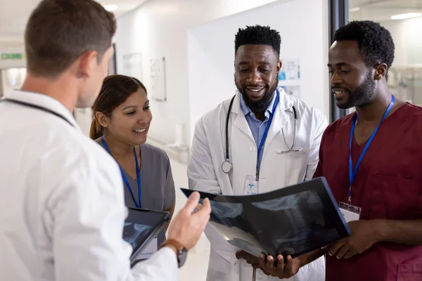 Vier Tevreden Diverse Artsen Met Tablet Röntgenfoto Gesprek Ziekenhuisgang Ziekenhuis — Stockfoto