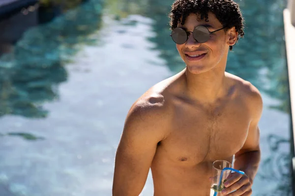 Güneş Gözlüğü Takmış Yüzme Havuzunda Kokteyl Içen Iki Irklı Mutlu — Stok fotoğraf