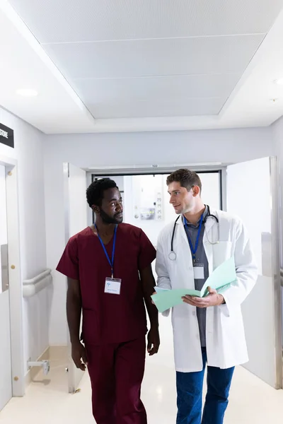 Deux Médecins Masculins Différents Regardant Les Notes Parlant Dans Couloir — Photo