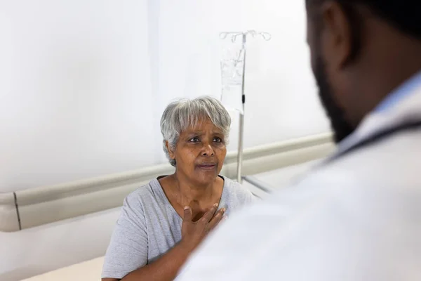 Endişeli Çift Irklı Yaşlı Hasta Hastanede Çeşitli Erkek Doktorlarla Konuşuyor — Stok fotoğraf