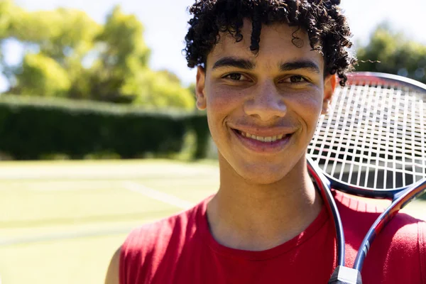 Retrato Del Hombre Birracial Sonriente Forma Con Raqueta Tenis Soleada — Foto de Stock